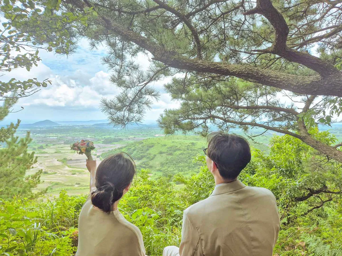 Wedding portrait of Eun Hee & Jeong Yo in a scenic landscape with improved legibility for overlapping text.